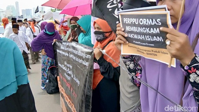 Melihat Aksi Para Akhwat di Demo Perppu Ormas di Depan DPR