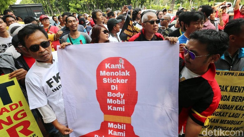 Taksi Online: Mobil Beli Sendiri Kok Dipasangi Stiker?