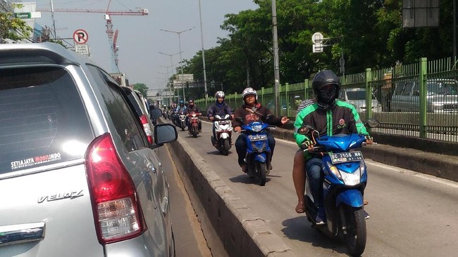 Terjadi Lagi, Motor Lawan Arah di Busway Pasar Rumput