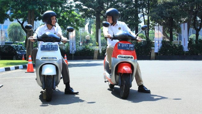 Pakai Helm Hitam, Duet Jonan Arcandra Jajal Motor Listrik