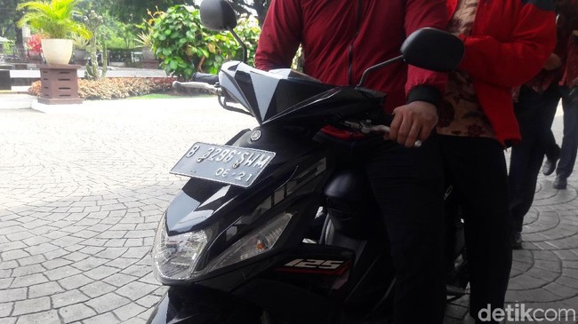 Usai dampingi Jokowi, Anies naik ojek ke Balai Kota
