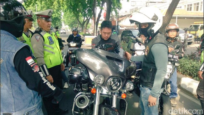 Tak Ada SIM dan STNK, Pengendara Harley Davidson Ditilang di Jakpus