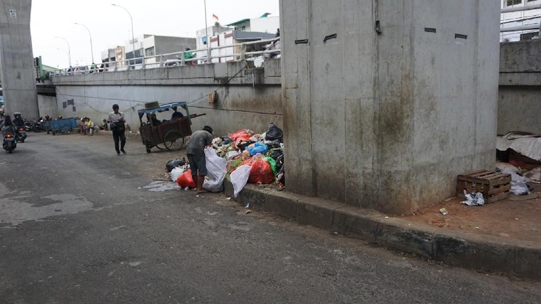 Before-After Sampah Busuk di Flyover Kebayoran Lama Jadi Taman