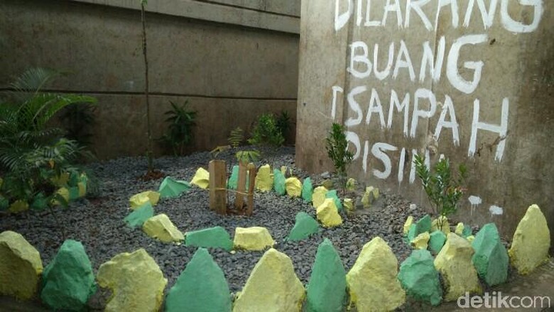 Before-After Sampah Busuk di Flyover Kebayoran Lama Jadi Taman