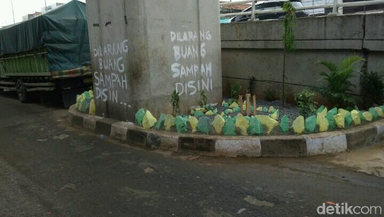 Before-After Sampah Busuk di Flyover Kebayoran Lama Jadi Taman