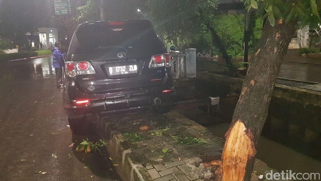 Jakarta - KPK mencermati fakta yang terjadi di balik kabar kecelakaan yang dialami Se