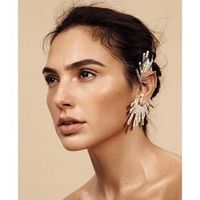 Gal Gadot pakai anting made in Indonesia