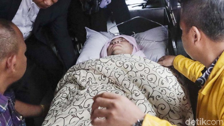 Berita Foto : Penampakan Setya Novanto Saat Tiba di RSCM