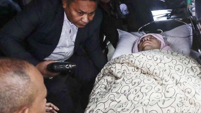 Berita Foto : Penampakan Setya Novanto Saat Tiba di RSCM