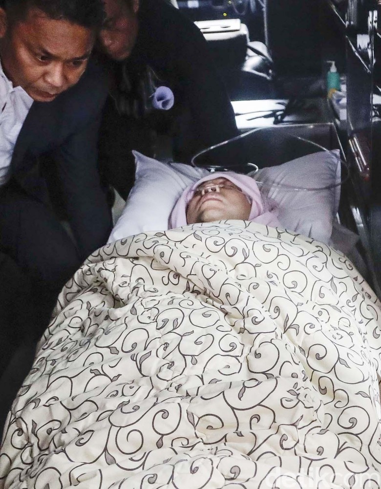 Berita Foto : Penampakan Setya Novanto Saat Tiba di RSCM