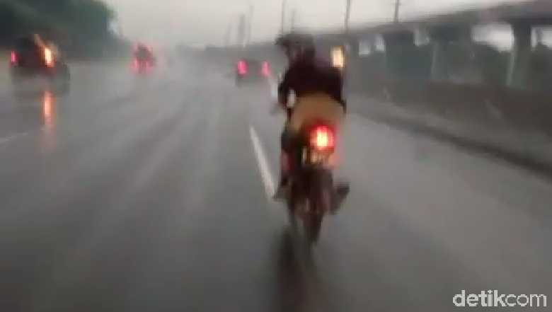 Pemotor Masuk Jalan Tol, Jatuh Terus Ngomongnya Ngawur