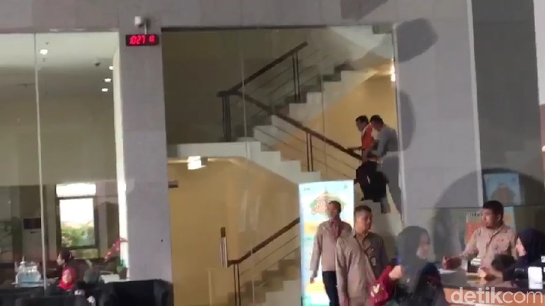 Membandingkan Foto Dahi Novanto Kemarin dan Hari ini