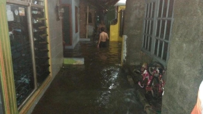 Tanggul Kali Pulo Jebol, Puluhan Rumah di Jatipadang Terendam Air