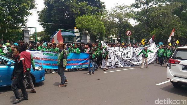 Demo Tuntut Regulasi, Driver Ojek Online Longmarch ke Kemenhub