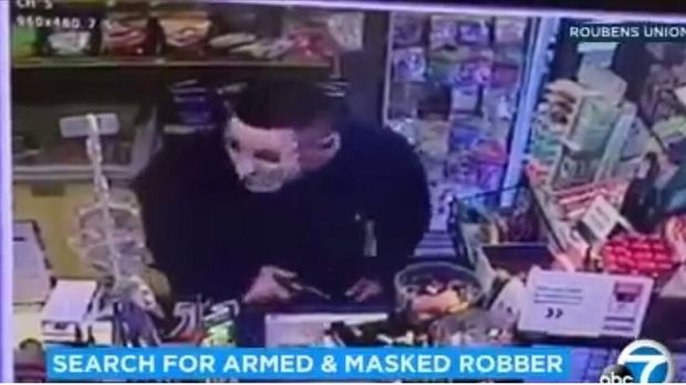 perampok-di-la-tutupi-wajah-pakai-masker-kecantikan-saat-beraksi