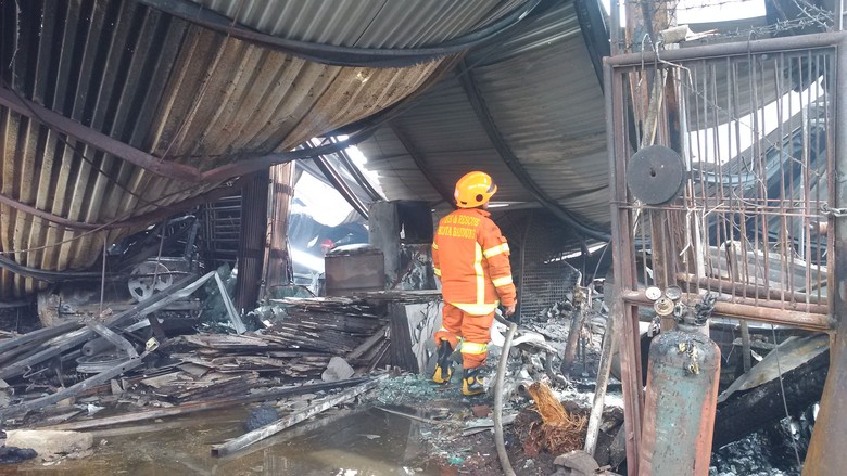 Gudang Mebel di Bandung Terbakar, Anak Pemilik Tewas