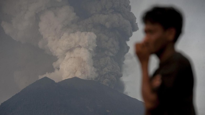 gunung-agung-erupsi-lagi-penutupan-bandara-bali-diperpanjang-24-jam