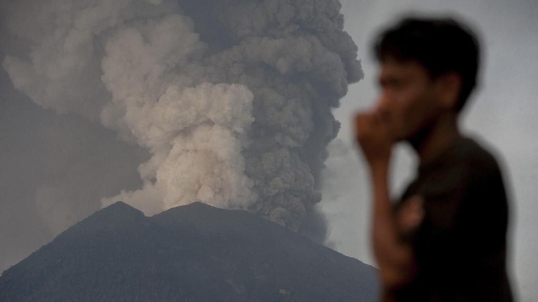 Gunung Agung Erupsi LAGI, Penutupan Bandara Bali Diperpanjang 24 Jam