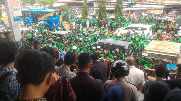 Ratusan Ojek Online Geruduk Kampus Cari Mahasiswa yang Hina di Medsos