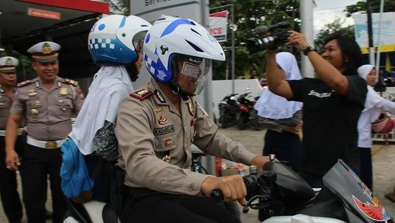 usai-kena-razia-sim-siswa-diantar-polisi-ke-sekolah