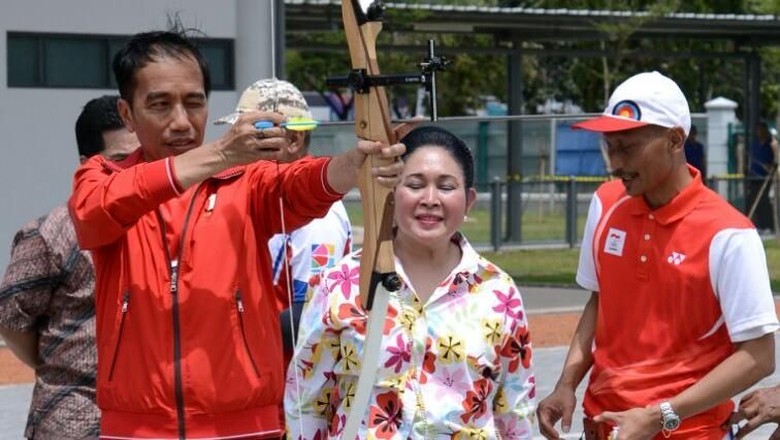 jokowi-unjuk-kebolehan-memanah-di-depan-titiek-soeharto
