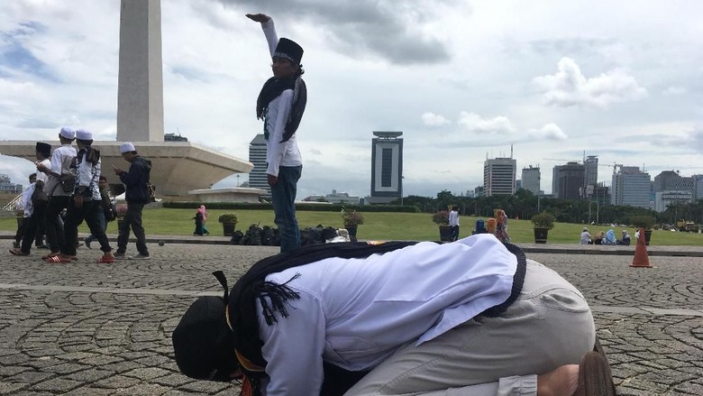 melihat-peserta-reuni-212-berfoto-gaya-bebas-di-monas