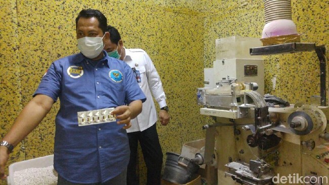 Buwas Tunjukkan Isi Pabrik PCC yang Bisa Produksi 9 Juta Pil Per Hari