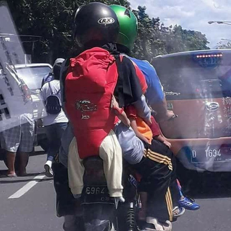 emak-emak-gendong-bayi-di-belakang-ini-pandangan-safety-riding