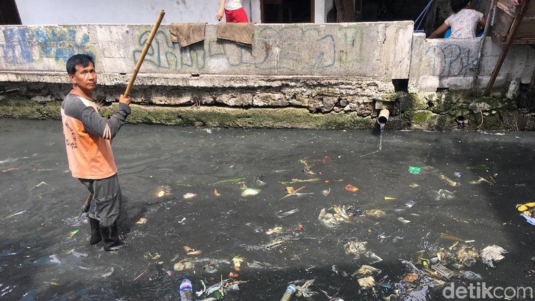 Before-After Kali Jati Bunder yang Dibersihkan Pasukan Oranye