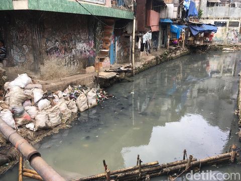 Dibersihkan Tiap Hari, Kali Jati Bunder Kotor dalam Hitungan Jam