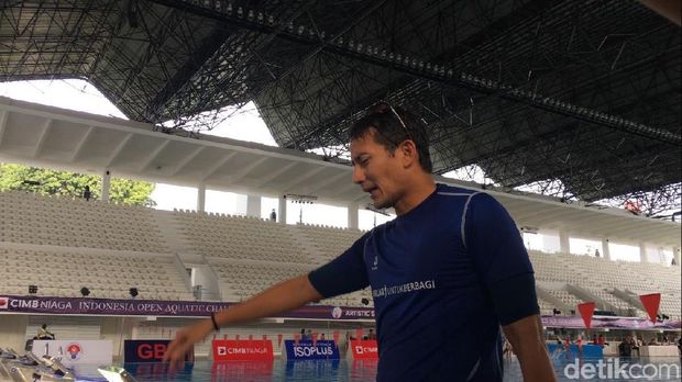 Cek Kolam Akuatik GBK, Sandiaga Langsung Berenang