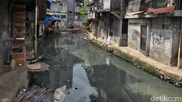 Dibersihkan Tiap Hari, Kali Jati Bunder Kotor dalam Hitungan Jam