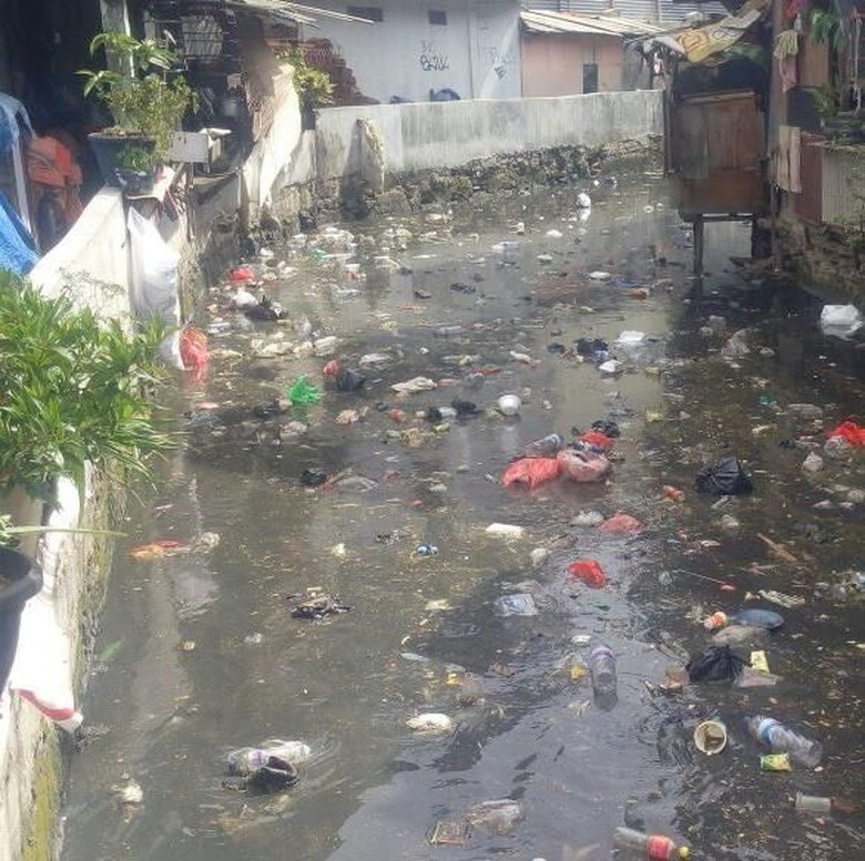 Before-After Kali Jati Bunder yang Dibersihkan Pasukan Oranye