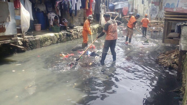 Before-After Kali Jati Bunder yang Dibersihkan Pasukan Oranye