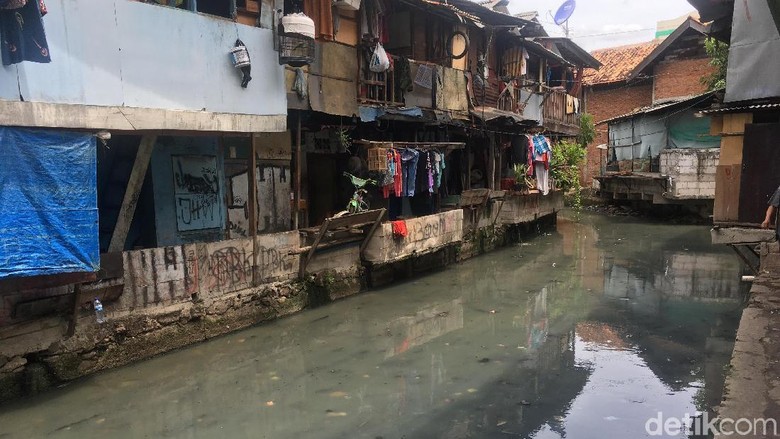 Before-After Kali Jati Bunder yang Dibersihkan Pasukan Oranye