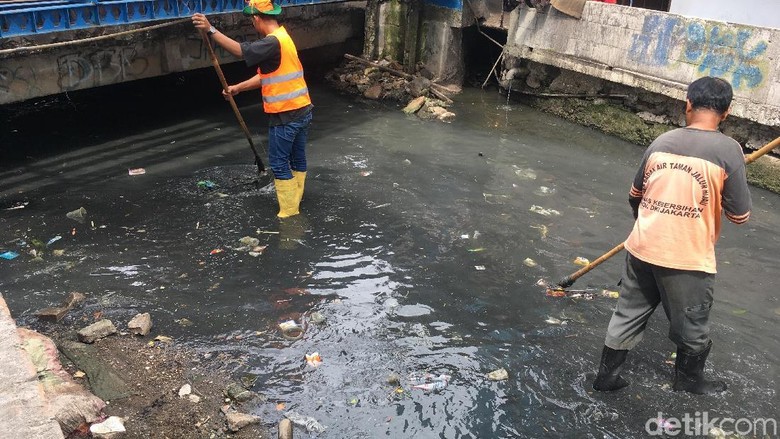 dibersihkan-tiap-hari-kali-jati-bunder-kotor-dalam-hitungan-jam