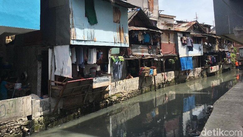 Before-After Kali Jati Bunder yang Dibersihkan Pasukan Oranye