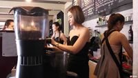 Viral, Foto Kedai Kopi yang Ramai Pengunjung Pria karena Pegawainya Cantik