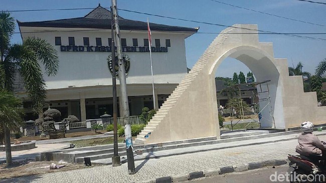 Ansor Minta Tugu Demokrasi yang Mirip Tangga Freemasonry Dirobohkan