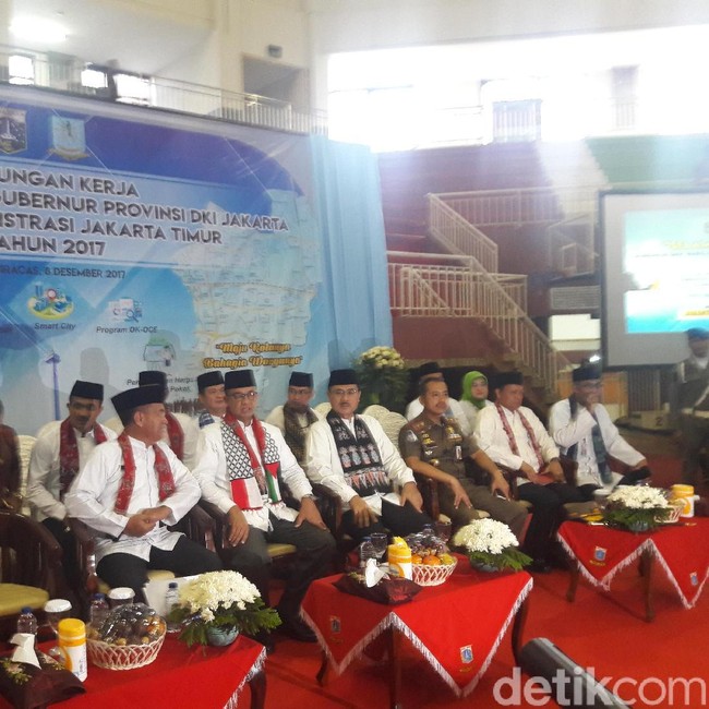 Momen Anies Pakai Syal Indonesia-Palestina Saat Kunker