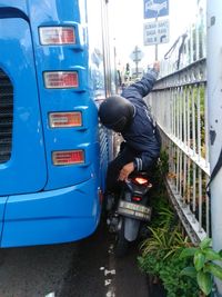 Masuk Jalur Busway, Kaki Pemotor Terjepit Bus TransJ di Pejaten