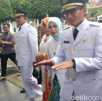 Viral, Foto Sandiaga Uno Pakai Lip Balm Saat Wawancara dengan Wartawan