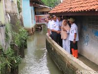 Cara Anies Lobi Warga Jatipadang yang Rumahnya Persempit Kali Pulo