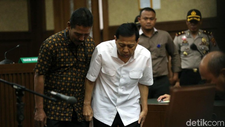 Tingkah Novanto di Sidang Sebelum Vonis: Tidur hingga Menangis