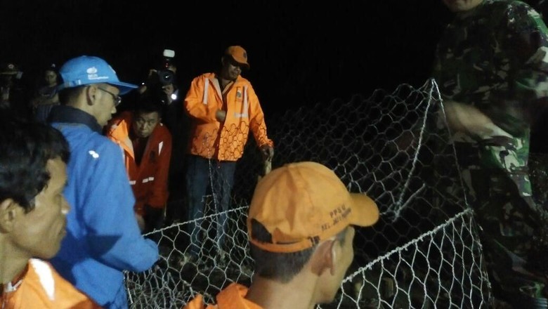 Tanggul Kali Pulo yang Jebol Lagi Mulai Diperbaiki 100 Petugas