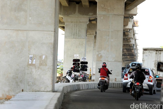 Kolong Tol Becakayu Mulai Ramai PKL