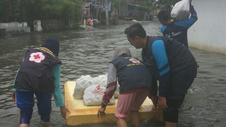 Korban Banjir di Pasuruan Dapat Suplai Nasi Bungkus