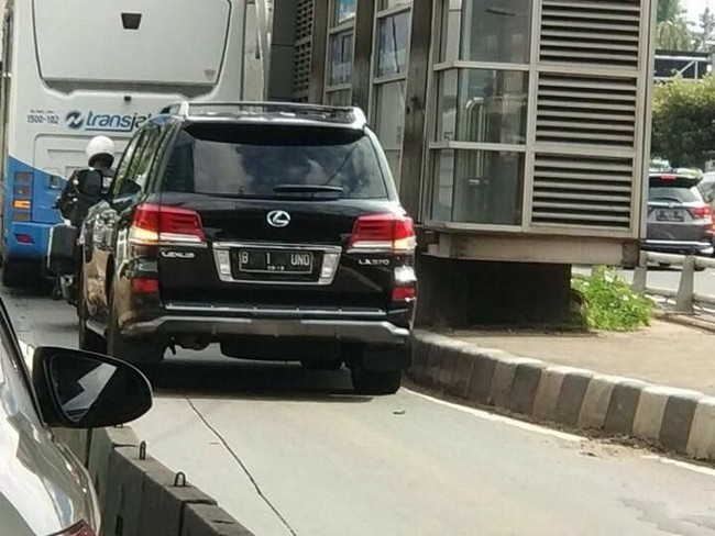 Viral Foto Mobil B 1 UNO Masuk Busway, Ini Identitas Pemiliknya