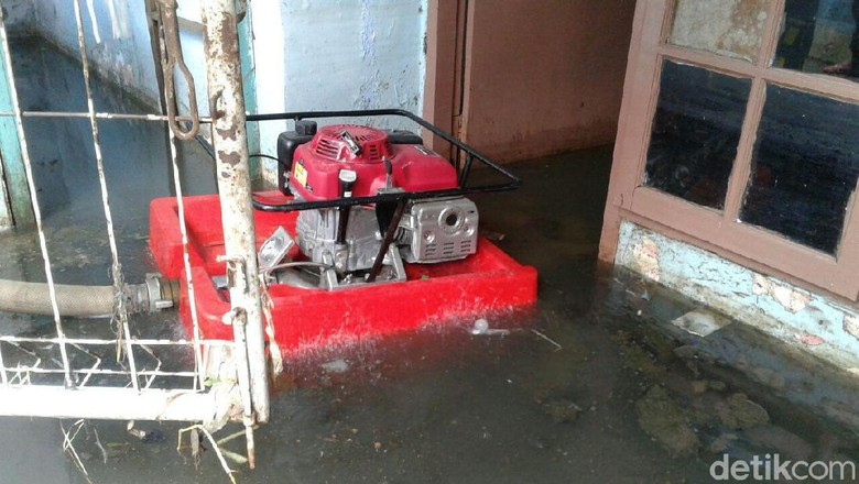 Petugas Sedot Air dari Rumah Warga Jati Padang yang Kebanjiran