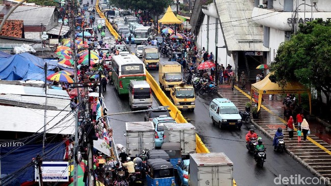 Before-After Jalan Depan Stasiun Tanah Abang yang Ditata Anies